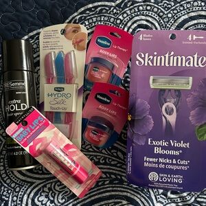 Skintimate Razor and Lip Care Set. Treseme***49***